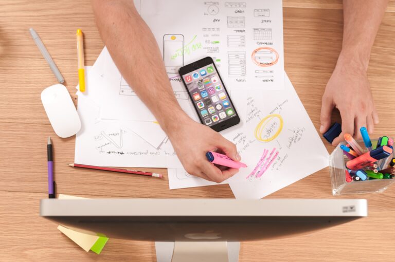 7 Ways to Make Money as a Social Media Manager and Earn $500–$3,000 a Month